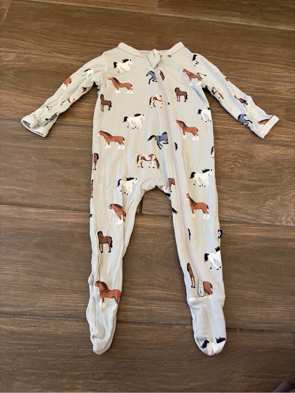 Kyte BABY Beige Horse Print Zip Footie One-Piece- Size 3-6 months